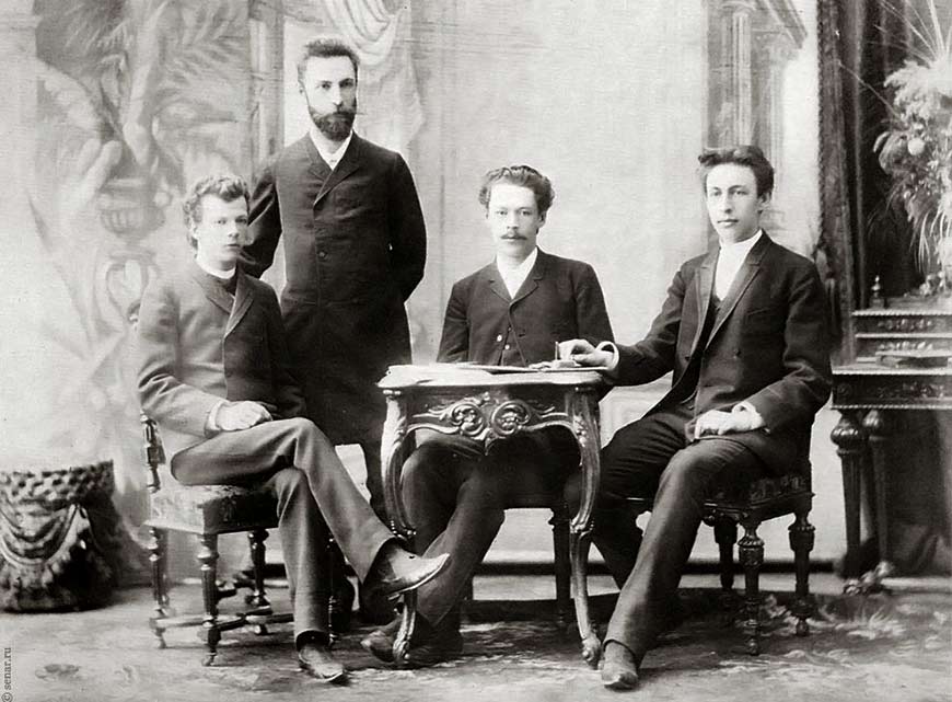 Антон Аренский (стоит) с выпускниками 1892 года – крайний справа Сергей Рахманинов.