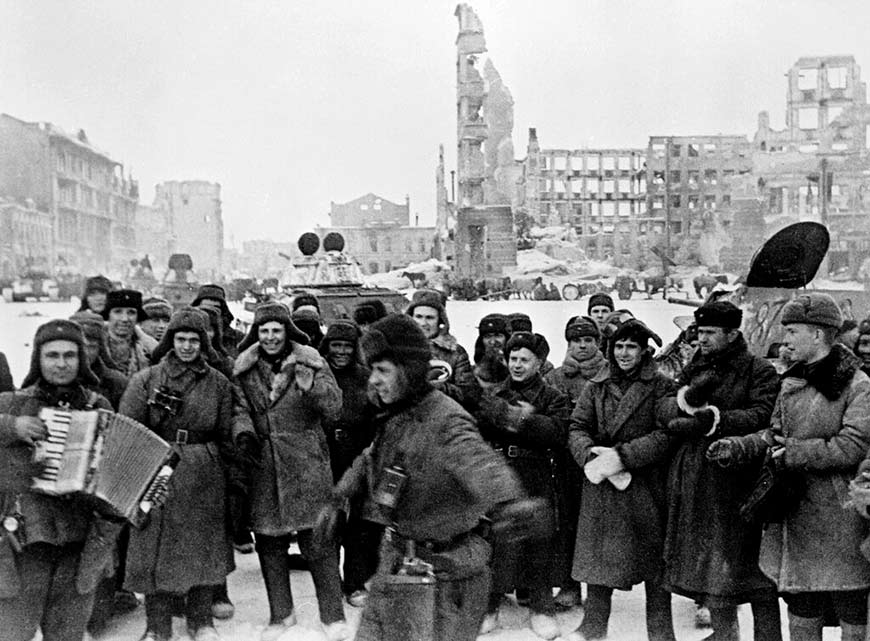 Красноармейцы празднуют победу в Сталинградской битве на площади Павших борцов в освобожденном Сталинграде. Январь 1943 года