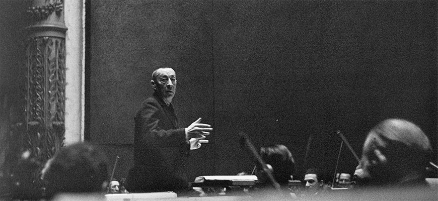 Карьера Сергея Рахманинова в качестве дирижера была весьма эпизодической, но яркой. Музыкант за дирижерским пультом в 1940-х годах.