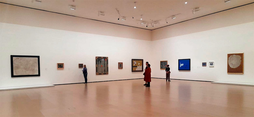 Посетители в Музее Гуггенхейма в Бильбао