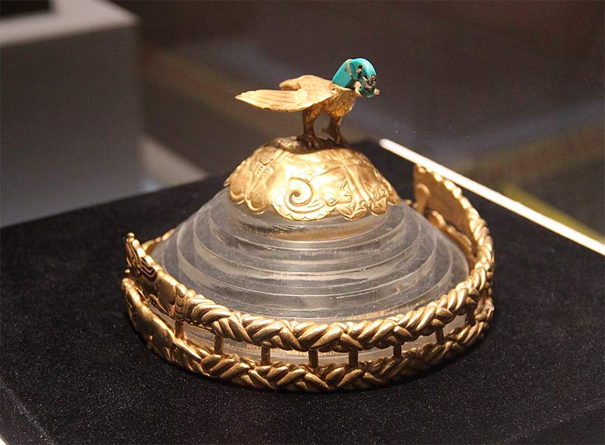Золотая корона, принадлежавшая королю хунну раннего периода. На вершине короны изображен орел с бирюзовой головой