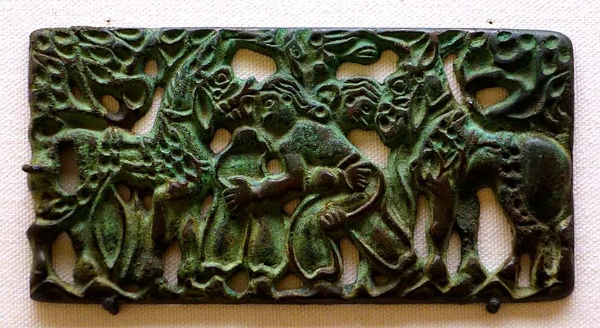 Поясная табличка с изображением борцов, западная часть Северного Китая, 2 век до н.э. Борцы - хунну, а их лошади имеют сбрую хуннского типа.