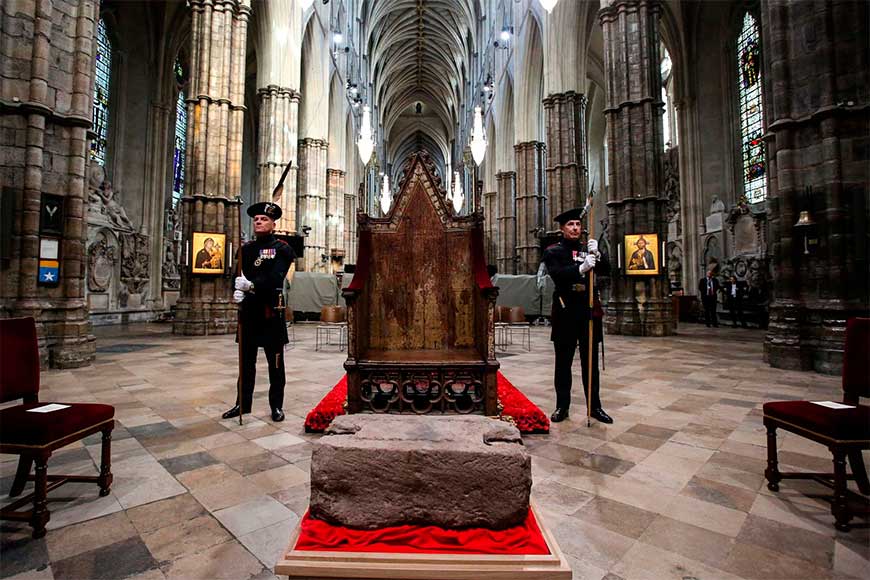 Камень Судьбы в Вестминстерском аббатстве в ожидании тожественной церемонии коронации