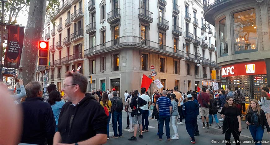 Демонстранты на улицах Барселоны, Испания.