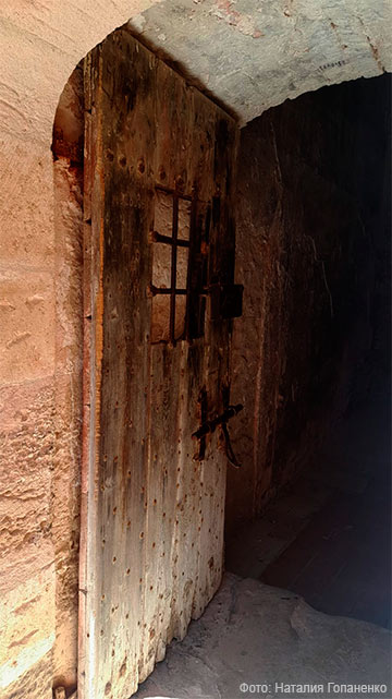 Тюремные двери всё также крепки и столетия спустя