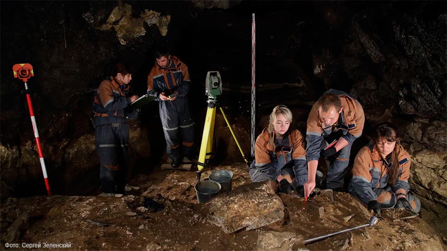 Кулон был обнаружен во время раскопок в Денисовой пещере в 2019 году