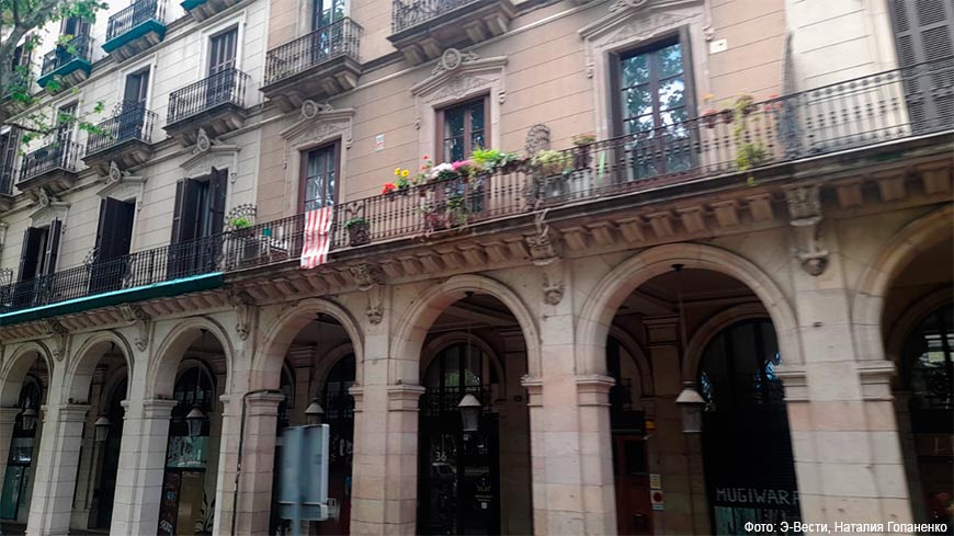 Флаги сторонников независимой Каталонии можно видеть в самых респектабельных районах города