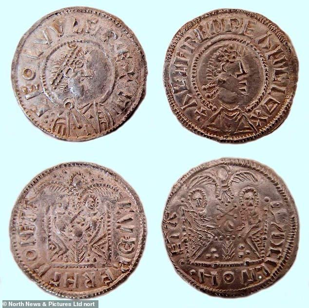 На монетах изображены Кёлвульф (вверху слева) и Альфред (вверху справа), а на оборотной стороне монет (внизу слева и справа) изображены Альфред и Кёлвульф, стоящие бок о бок, демонстрируя свой союз