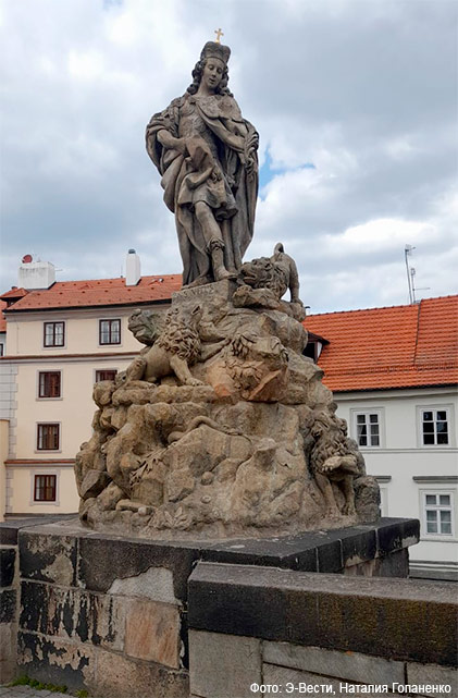 Скульптура святого Вита с ручными львам
