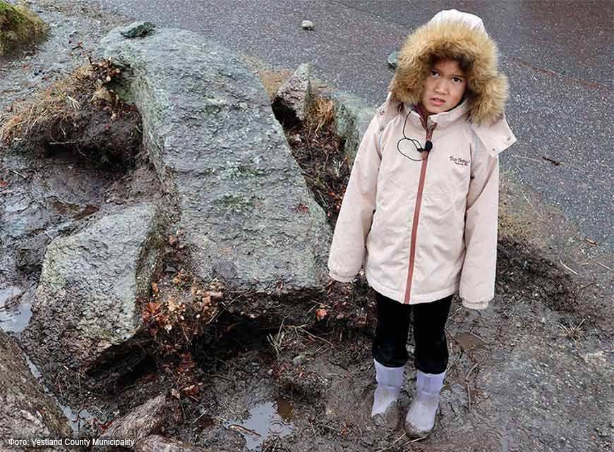 Восьмилетняя Элиза нашла кинжал, спрятанный в куче камней на школьном дворе.