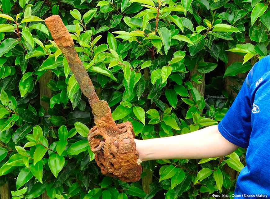 10-летний Фионнтан Хьюз нашел меч с помощью подаренного ему металлоискателя в первый же день.