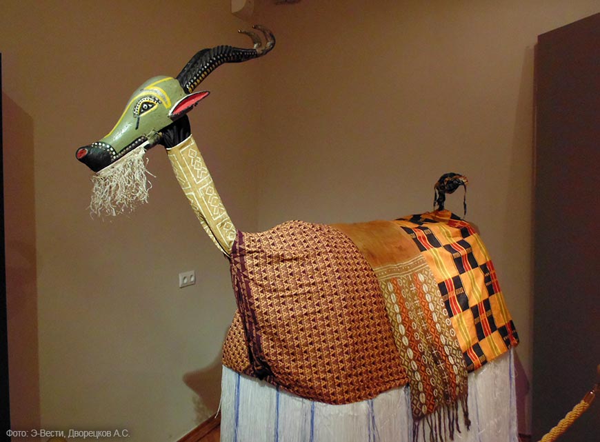 Экспонат выставки «Охотники, шуты, марионетки: тайные общества Республики Мали»