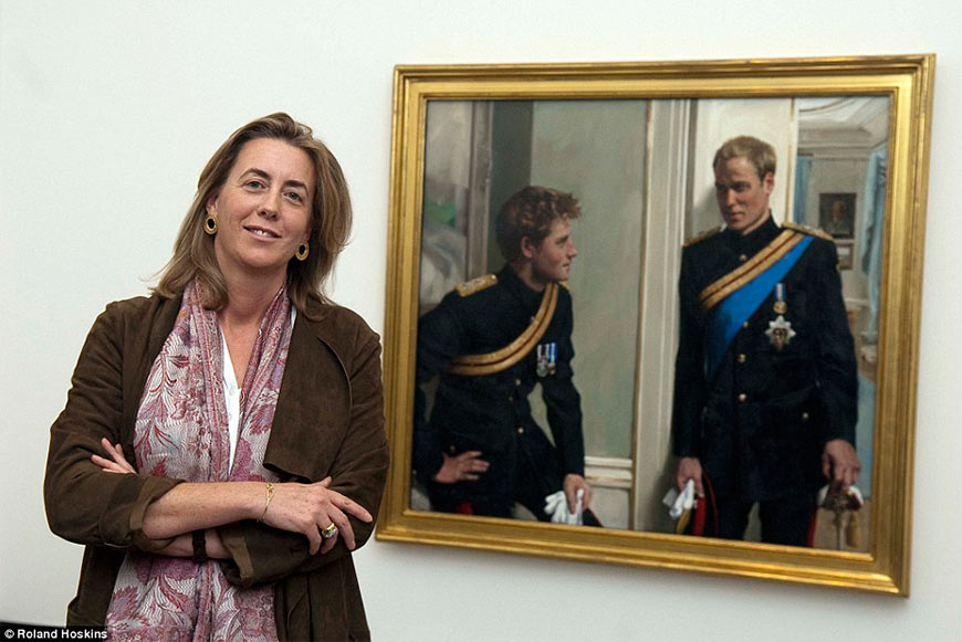 Автор полотна - художница Ники Филлипс - на фоне своей работы в Национальной портретной галерее. В своё время этот портрет братьев музею передала лично Кейт Миддлтон.