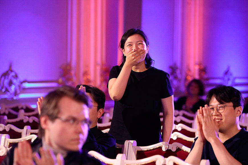 Эмоции кореянки Ли Ён Ын в момент объявления, что она прошла в финал конкурса Чайковского. Фото – Николай Рютин.