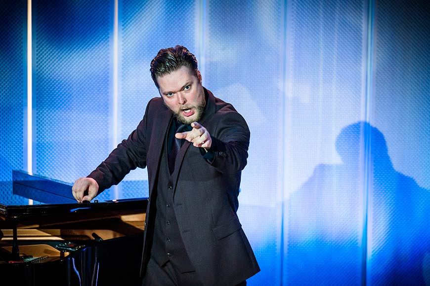 Во II туре в номинации «Сольное пение» выступает солист Мариинского театра, бас Глеб Перязев. Фото – Марк Олич.