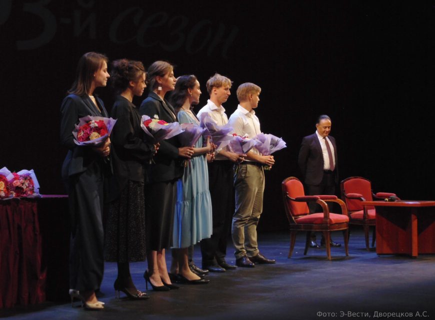 Многие из стажёрской группы театра заблистали на сцене ещё в прошлом сезоне, как, например, Полина Рафеева. Уверены, что это только начало их звёздной карьеры.