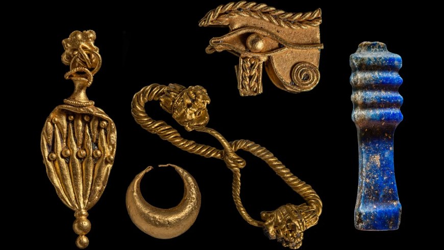 Были найдены золотые предметы, ювелирные украшения и колонна Джеда, символ стабильности, сделанная из ляпис-лазури