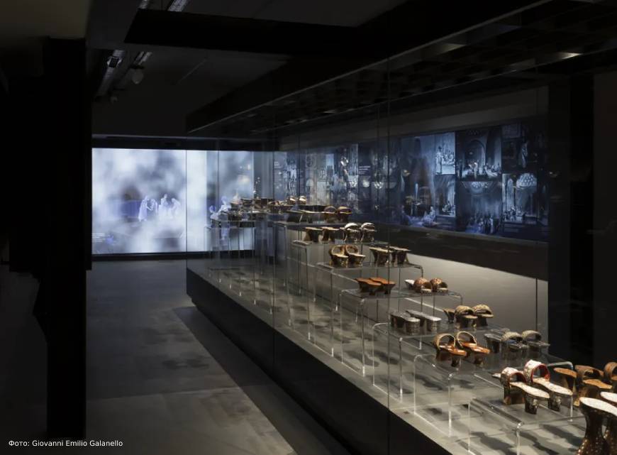 В музее выставлены предметы, связанные с традиционными ритуалами купания, такие как полотенца, чаши и богато украшенная деревянная обувь.
