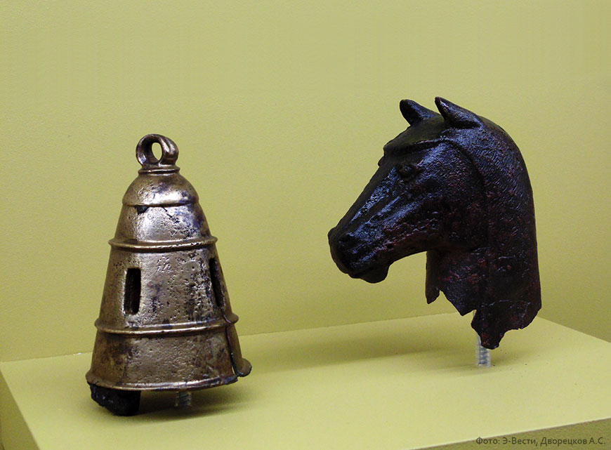 Колокольчик и скульптура в виде головы лошади, Урарту, VII в до н.э