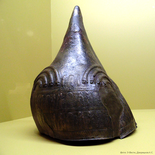 Шлем с надписью царя Сардури II, Урарту, 756 - 730 гг до н.э.: Сардури, сын Аргишти, даровал этот шлем богу Халди, владыка, ради своей жизни.