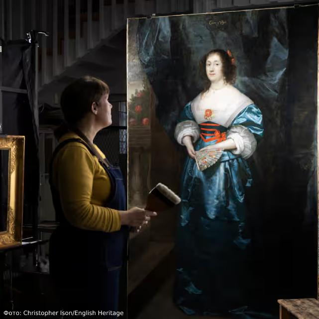 Элис Тейт-Харт смотрит на отреставрированный портрет.