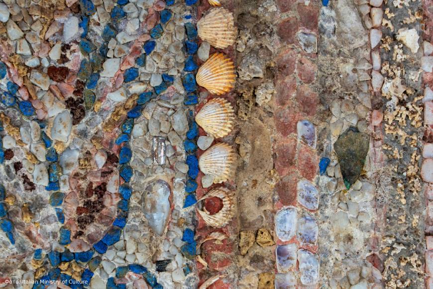 Деталь мозаики Колизея, показывающая материалы, из которых она была сделана, включая ракушки египетскую голубую плитку.