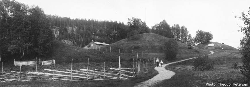 Три могильных холма, сфотографированные в Бертнеме в 1920-х годах.