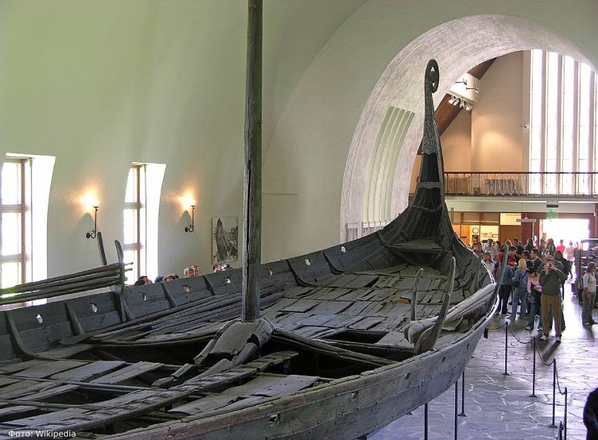 Баркас викингов в музее в Осло, Норвегия.