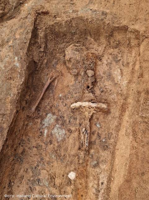 При раскопках могилы мужчины были обнаружены его череп и предплечье рядом с длинным мечом.