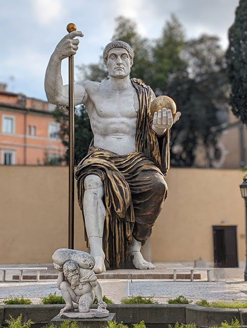 Реконструированная статуя Константина