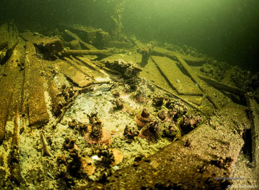 Корабль набит бутыками шампанского, вина, минеральной воды и фарфором.