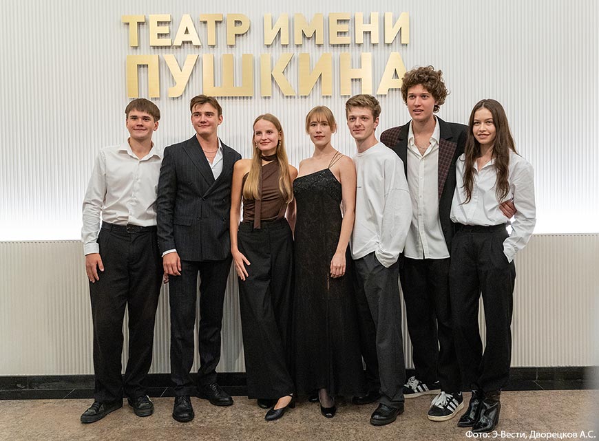 Театр им. Пушкина обещает каждый месяц по премьере и памятник