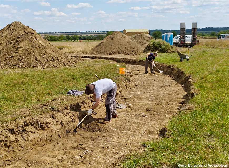 Археологи изучают сооружения неолита