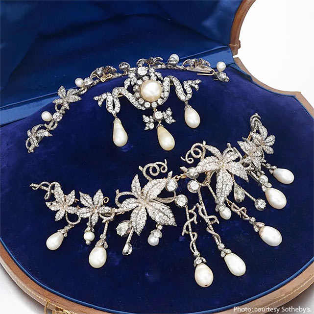 Украшение для волос и брошь когда-то были тиарой