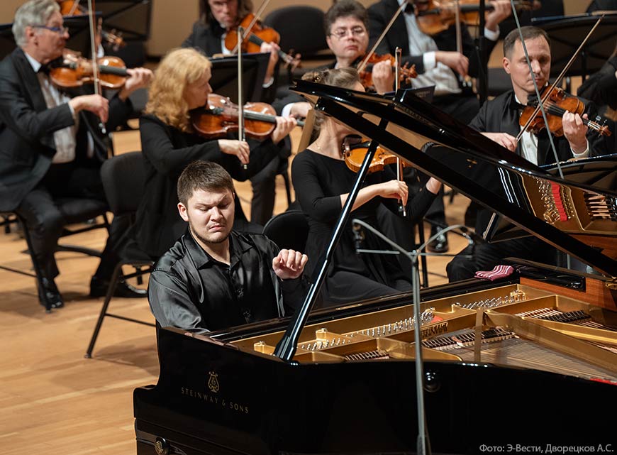 Сергей Давыдченко исполнил великие фортепианные концерты с РНО