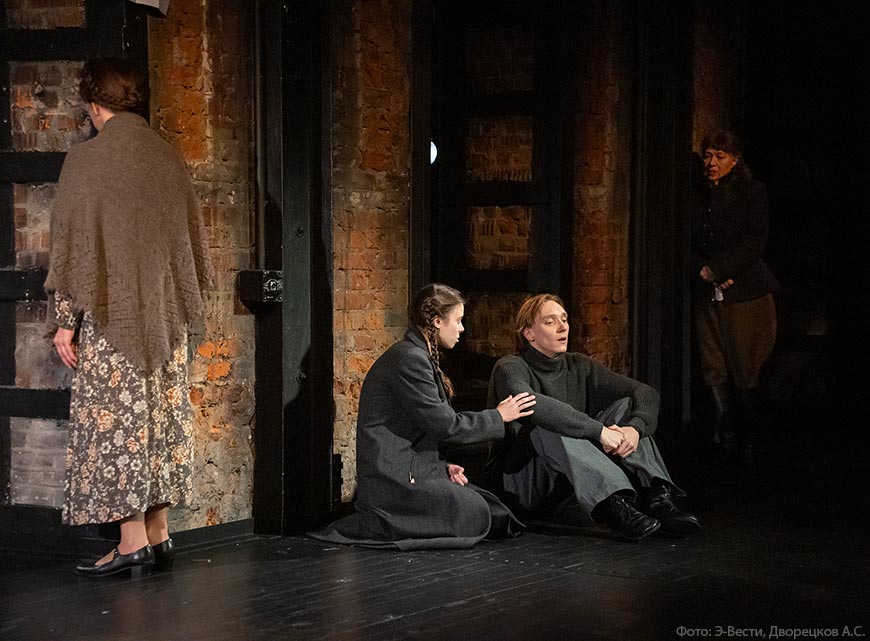 "Вахтанговцы" исследуют любовь во время войны