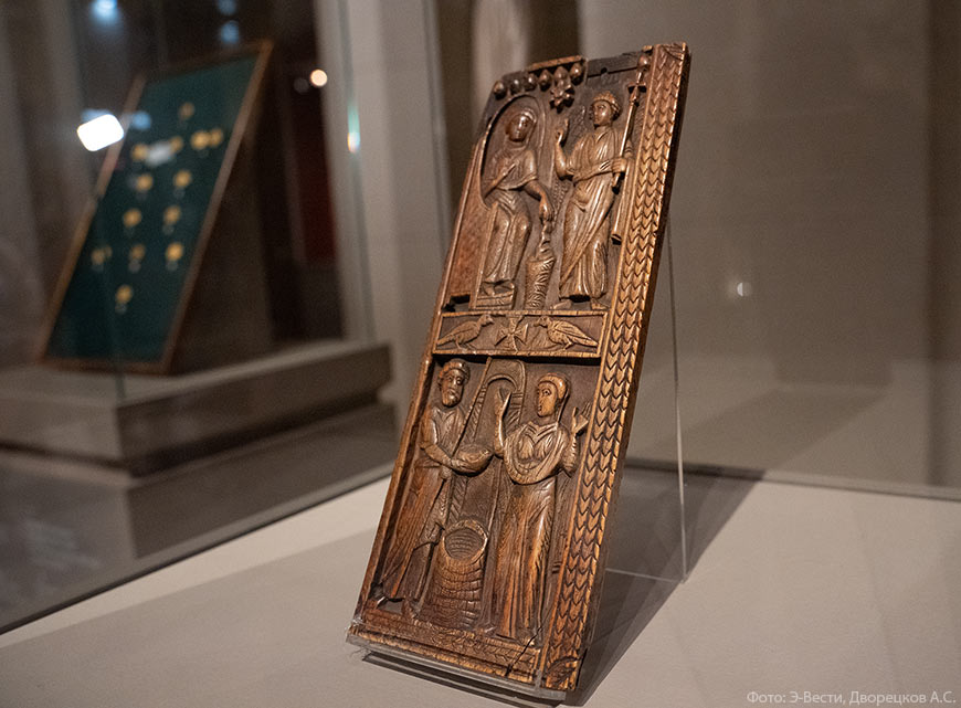 Фрагмент створки диптиха с изображением сцен из жизни Богоматери. Византия, VI век, слоновая кость, резьба