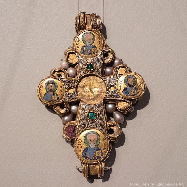 Крест с изображение четырёх евангелистов. Византия, Константинополь. Вторая половина XI века. Золото, жемчуг, эмаль, турмалин, изумруд; перегородчатая и выемчатая эмаль, скань