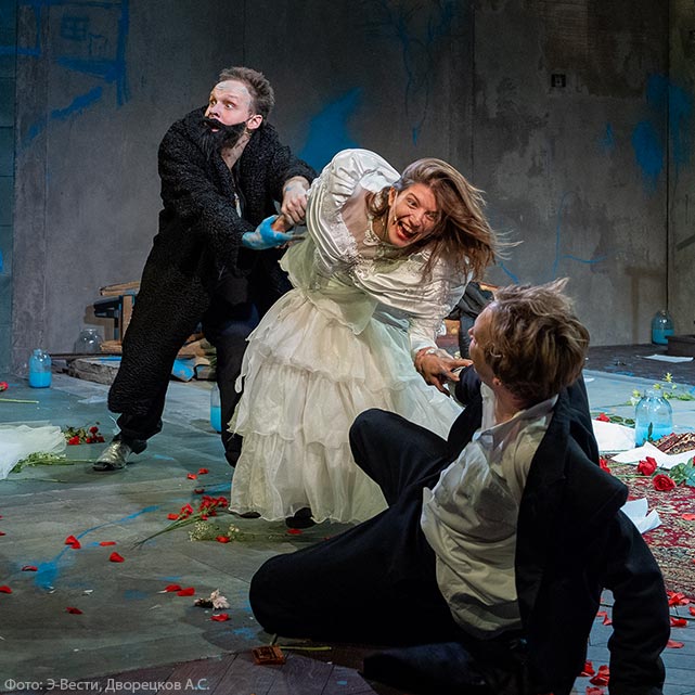 Данил Стеклов (Рогожин), Анна Чиповская (Настасья) и Сергей Волков (Мышкин)