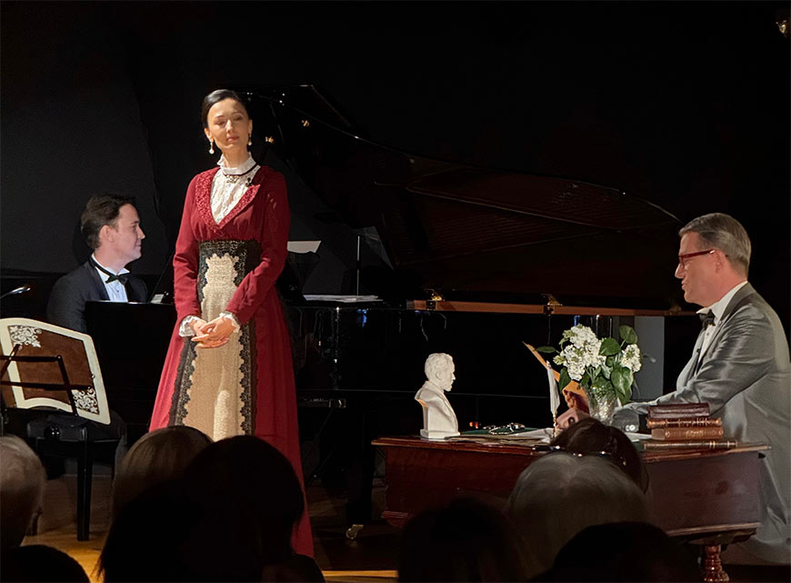 Кирилл Кашунин (за роялем), Вероника Вяткина (Надежды Филаретовны фон Мекк) и Денис Андреевич фон Мекк (в роли П.И. Чайковского)