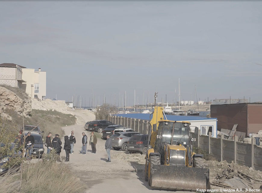 Неизвестные варварски демонтируют оборудование яхт-клуба в Севастополе