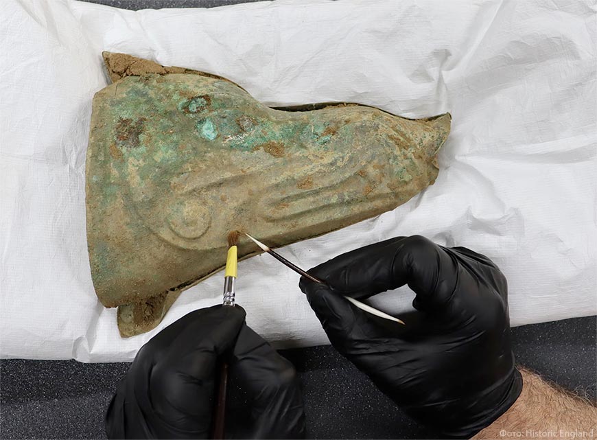 Бронзовый боевой штандарт с головой кабана.