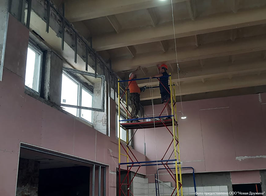 Сотрудники Новой дружины ведут проводку и устанавливают оборудование (архивные фото)