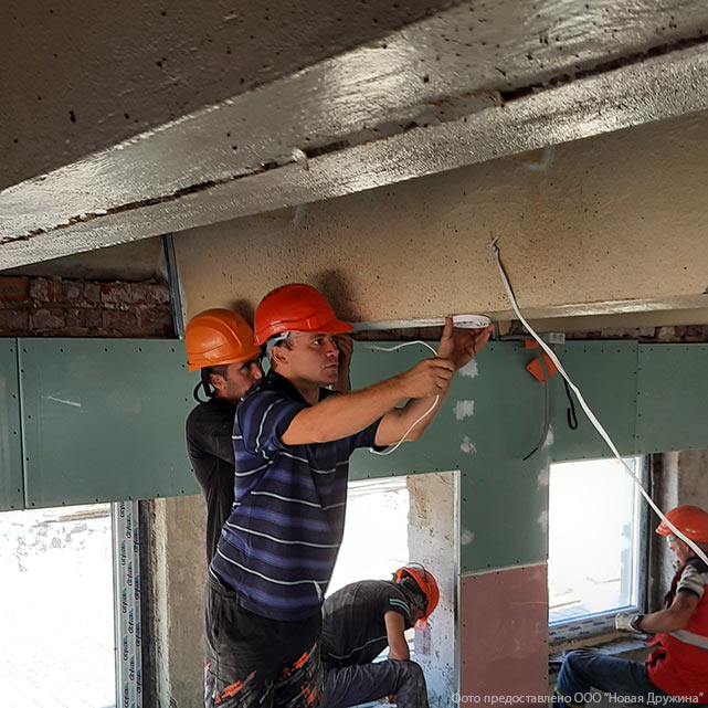 Сотрудники Новой дружины ведут проводку и устанавливают оборудование (архивные фото)
