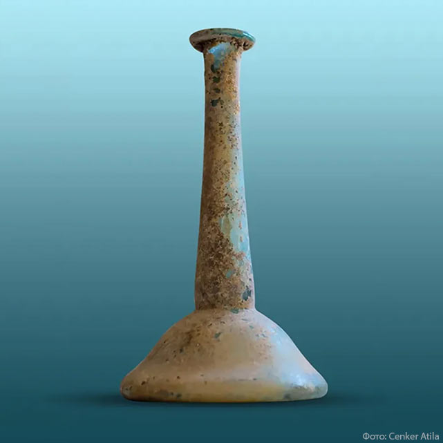 Такие стеклянные флаконы долгое время ассоциировали с благовониями и парфюмом древних. Однако один из найденных флаконов содержал необычное лекарство.